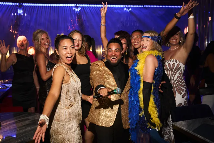 Гости танцуют в зале на шоу Disco. Studio 54
