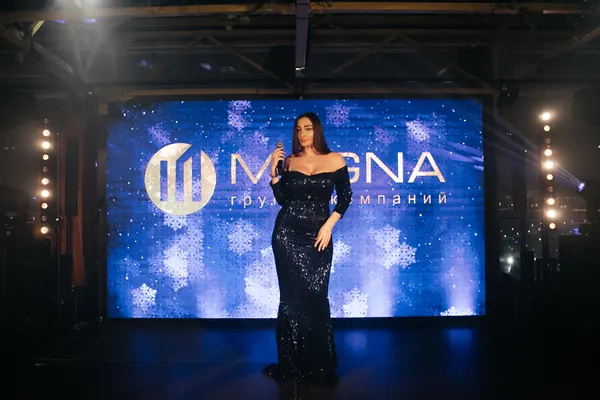 Певица на фоне экрана